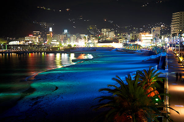 熱海サンビーチ　夜のライトアップ