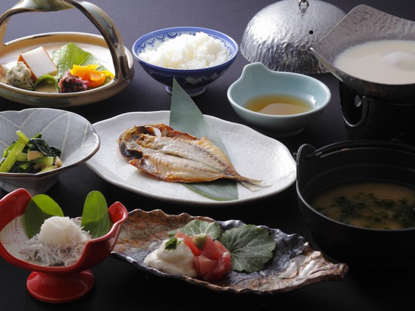 3種類から選べる干物や美味しいと評判の手作り豆腐は女性に人気。1日の元気は美味しい朝食から 3種類から選べる干物や美味しいと評判の手作り豆腐は女性に人気。1日の元気は美味しい朝食から
